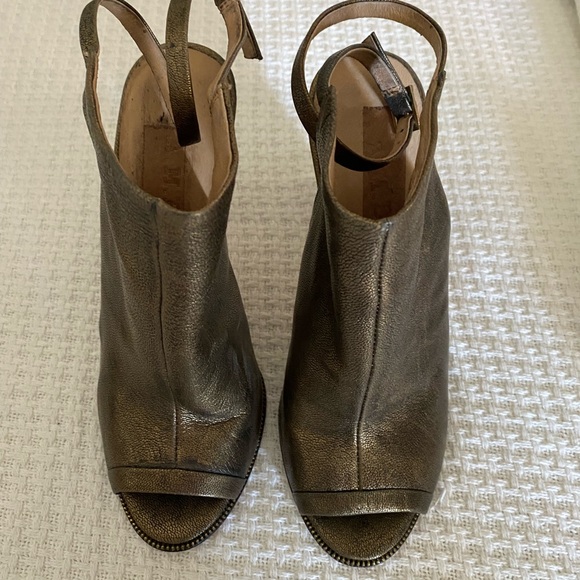 Very nice open antique gold open booties. - Picture 1 of 5